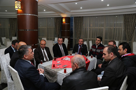 ersin-yazicidan-ogretmenlere-yemek-5.jpg ersin-yazicidan-ogretmenlere-yemek-5.jpg