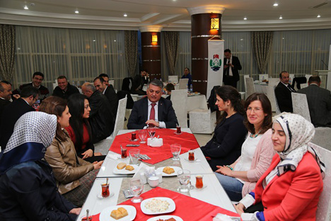 ersin-yazicidan-ogretmenlere-yemek-6.jpg ersin-yazicidan-ogretmenlere-yemek-6.jpg