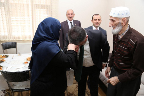 ersin-yazicidan-sehit-ailesi-ziyareti-1.jpg ersin-yazicidan-sehit-ailesi-ziyareti-1.jpg