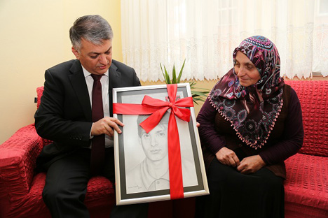 ersin-yazicidan-sehit-ailesi-ziyareti-11.jpg