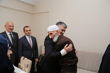 ersin-yazicidan-sehit-ailesi-ziyareti-2.jpg ersin-yazicidan-sehit-ailesi-ziyareti-2.jpg