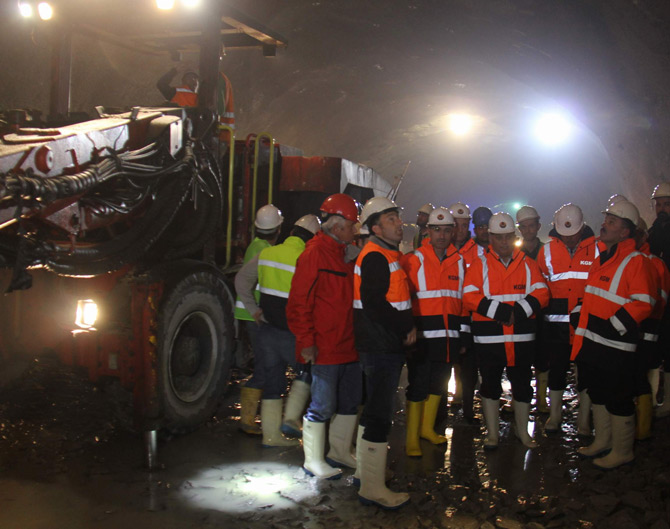 ersinb-yazici-ovit-tunelinde-incelemede-2.jpg ersinb-yazici-ovit-tunelinde-incelemede-2.jpg