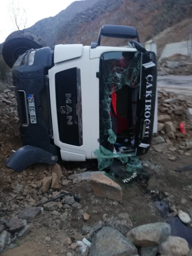 erzurum’un-ispir-ilcesinde-tas-yuklu-kamyon-devrildi.-kazada-1-kisi-hayatini-kaybetti-(3).jpg