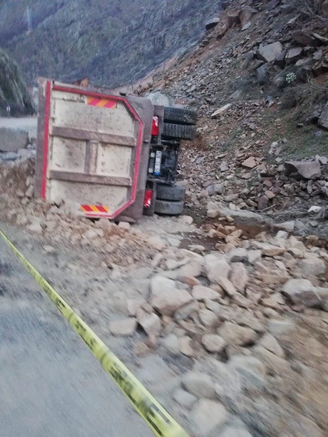 erzurum’un-ispir-ilcesinde-tas-yuklu-kamyon-devrildi.-kazada-1-kisi-hayatini-kaybetti-(4).jpg