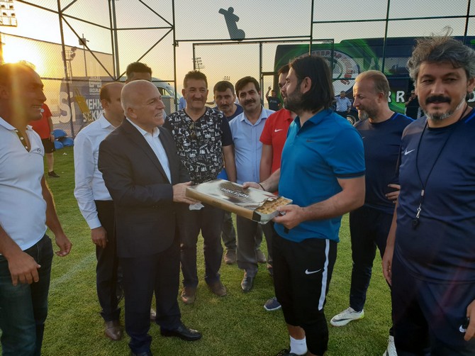 erzurum’un-rize-kokenli-bsb-baskani-mehmet-sekmen’den-caykur-rizespor-kampina-ziyaret-(7).jpg