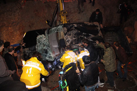 erzurumda-feci-kaza-1-olu,-2-yarali-3.jpg erzurumda-feci-kaza-1-olu,-2-yarali-3.jpg