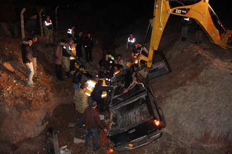 erzurumda-feci-kaza-1-olu,-2-yarali-5.jpg erzurumda-feci-kaza-1-olu,-2-yarali-5.jpg