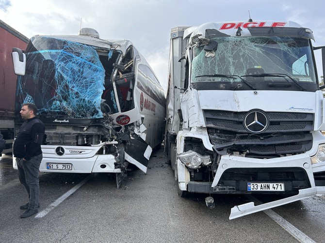 erzurumda-yolcu-otobusu-3-tir-ve-otomobilin-karistigi-kazada-1i-agir-5-kisi-yaralandi-1.jpg
