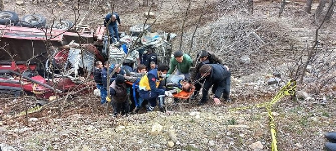 erzurumun-ispir-ilcesinde-meydana-gelen-kazada-freni-bosalan-vinc-sarampole-devrildi-5.jpg