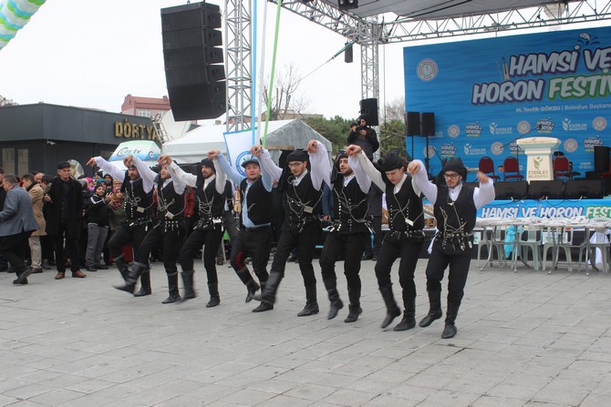 esenler’de-9.-geleneksel-hamsi-ve-horon-festivali-renkli-goruntulere-sahne-oldu-(6).jpg