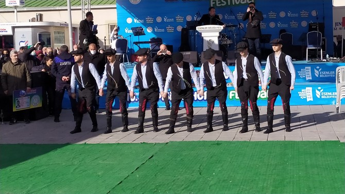 esenler-belediyesi-ve-esenler-rizeliler-dernegi-tarafindan-geleneksel-olarak-duzenlenen-10-hamsi-ve-horon-festivali-esenler-dortyol-meydaninda-yapildi-3.jpg