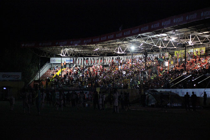 eskisehirde-stat-isiklari-gitti,-oyun-20-dakika-durdu--1.jpg eskisehirde-stat-isiklari-gitti,-oyun-20-dakika-durdu--1.jpg