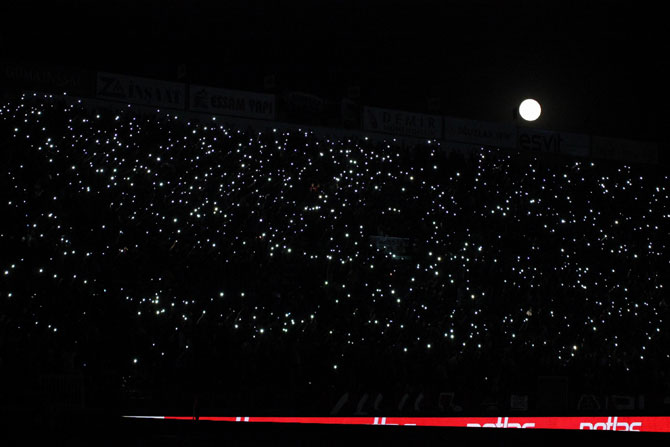 eskisehirde-stat-isiklari-gitti,-oyun-20-dakika-durdu-2.jpg eskisehirde-stat-isiklari-gitti,-oyun-20-dakika-durdu-2.jpg