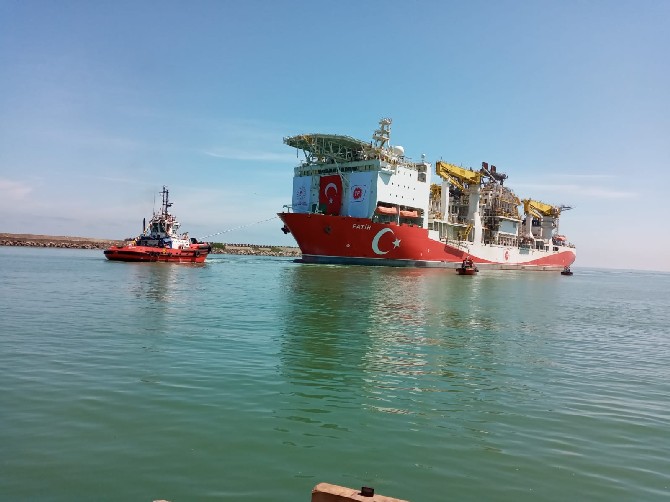 fatih-sondaj-gemisi-romorkorler-ile-4-saatlik-calismanin-ardindan-cekilerek-trabzon-limani’na-giris-yapti-(4).jpg