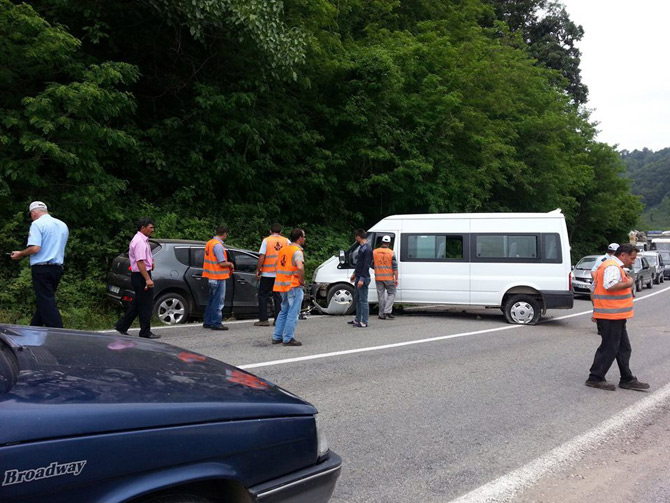 fatsada-trafik-kazasi-5-yarali-2.jpg fatsada-trafik-kazasi-5-yarali-2.jpg