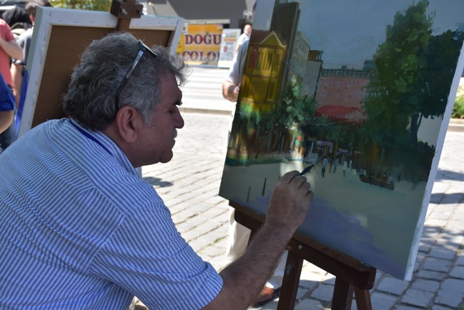 femin-art-uluslararasi-kadin-sanatcilar-derneginin-11-uluslararasi-sanatci-bulusmasi-etkinligi-kapsaminda-16-ulkeden-kente-gelen-40-sanatci-kentin-tarihi-ve-turistik-yerlerinin-resmini-cizdi-14.jpg