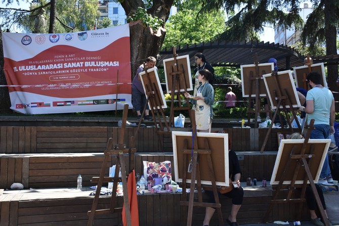 femin-art-uluslararasi-kadin-sanatcilar-derneginin-11-uluslararasi-sanatci-bulusmasi-etkinligi-kapsaminda-16-ulkeden-kente-gelen-40-sanatci-kentin-tarihi-ve-turistik-yerlerinin-resmini-cizdi-9.jpg