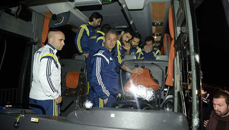 fenerbahce’ye-surmene’de-silahli-saldiri.20150404232304.jpg