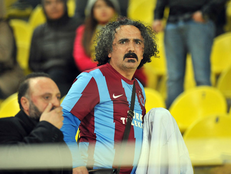 fenerbahce---bayburt-macinda-trabzonspor-bayragi-kriz-oldu-1.20150203210904.jpg