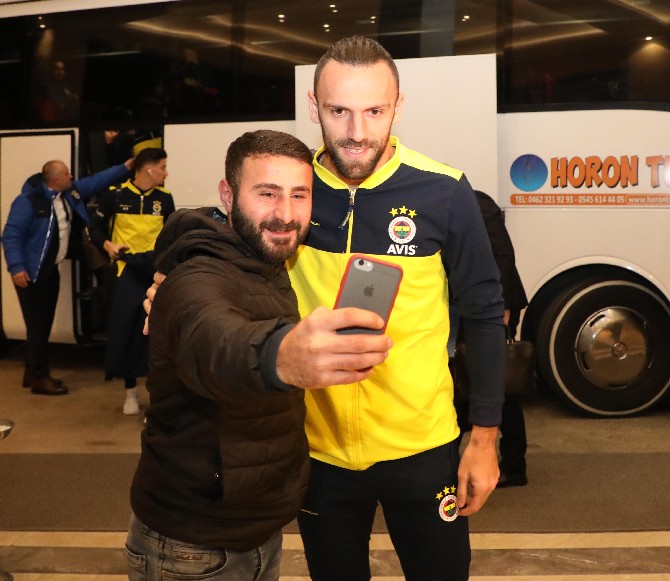 fenerbahce-kafilesi-rizeye-geldi-(2)-002.jpg