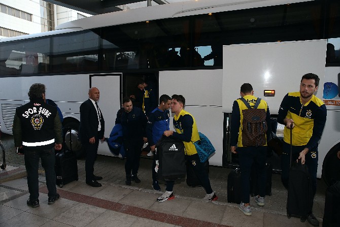 fenerbahce-kafilesi-trabzona-geldi-(9).jpg