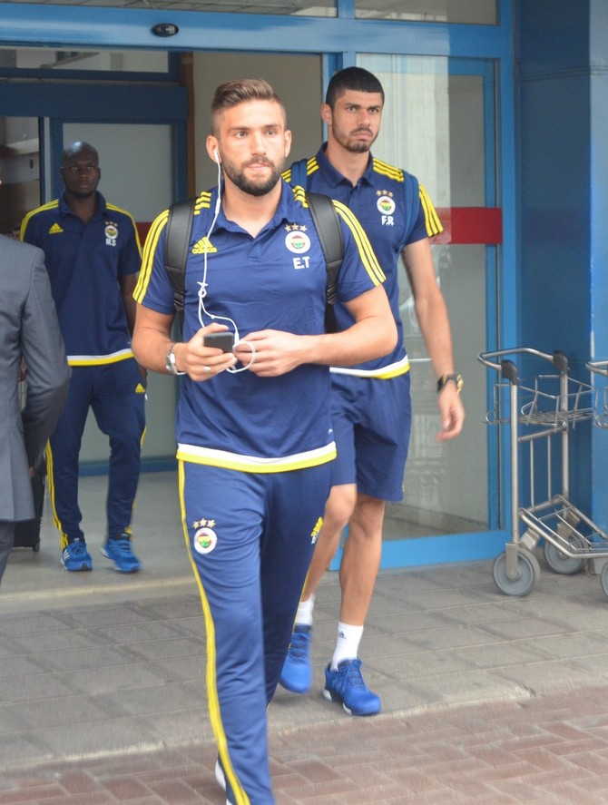 fenerbahce-kafilesi-trabzona-indi-(4).jpg