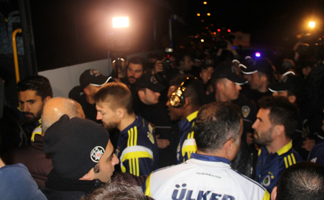 fenerbahce-otobusune-silahli-saldiri-1.20150404234413.jpg
