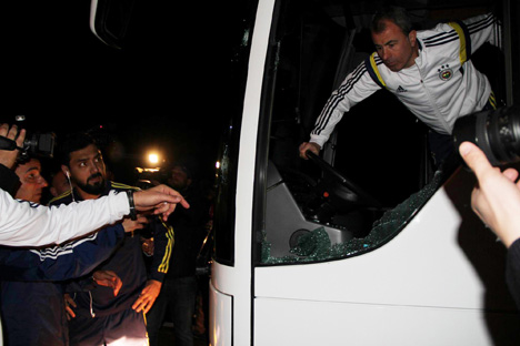 fenerbahce-otobusune-silahli-saldiri5.jpg