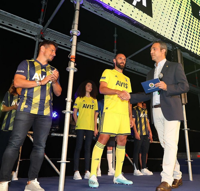 fenerbahcenin-yeni-sezon-formalari-tanitildi-(2).jpg