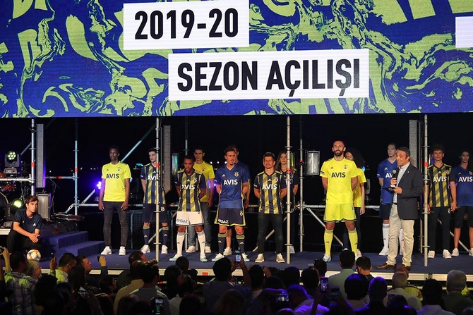 fenerbahcenin-yeni-sezon-formalari-tanitildi-(3).jpg