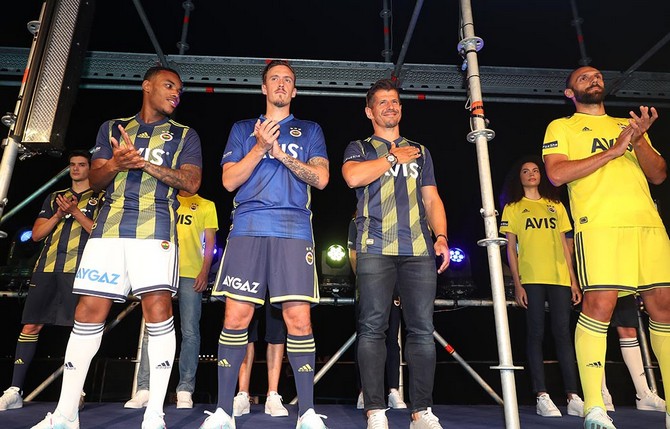 fenerbahcenin-yeni-sezon-formalari-tanitildi-(4).jpg