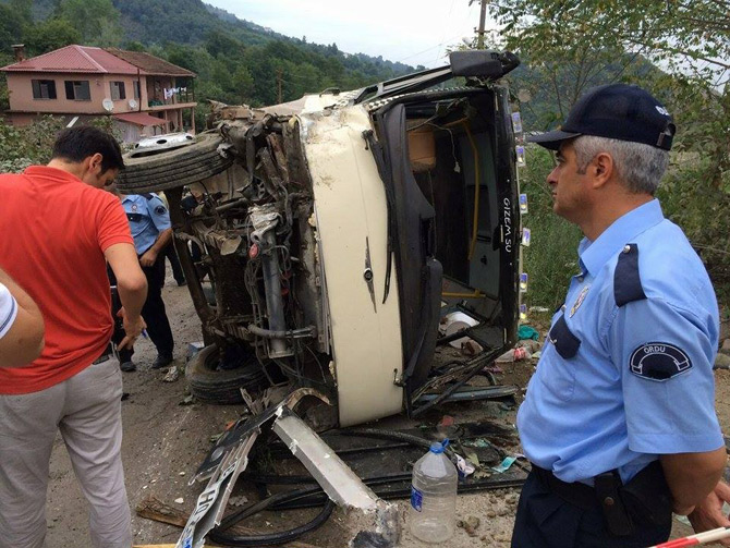 findik-iscilerini-tasiyan-midibus-devrildi-1-olu,-24-yarali-3.jpg