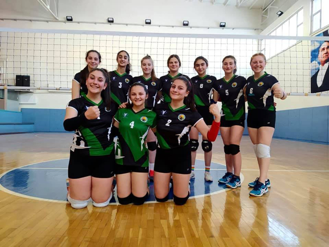 findikli-sehit-cavit-koroglu-anadolu-lisesi-kiz-voleybol-takimi-1.jpg