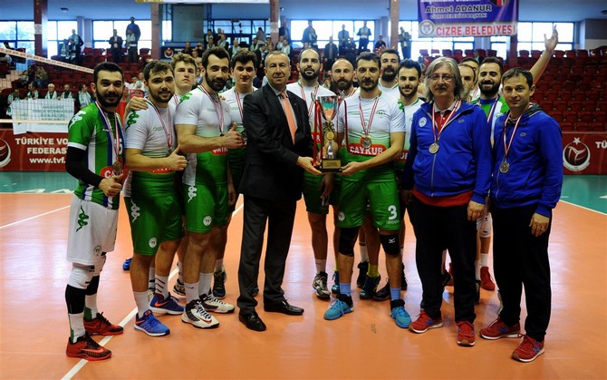 findiklispor-erkek-voleybol-takiminin-yoneticileri-ve-sporculari-vali-erdogan-bektas’i-makaminda-ziyaret-etti-(1).jpg