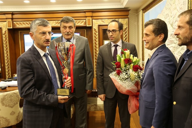 findiklispor-erkek-voleybol-takiminin-yoneticileri-ve-sporculari-vali-erdogan-bektas’i-makaminda-ziyaret-etti-(2).jpg