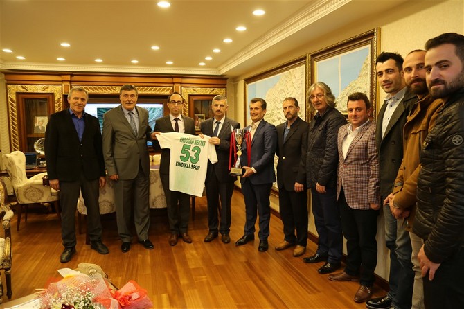 findiklispor-erkek-voleybol-takiminin-yoneticileri-ve-sporculari-vali-erdogan-bektas’i-makaminda-ziyaret-etti-(3).jpg