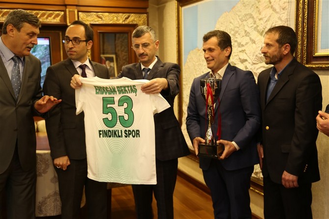 findiklispor-erkek-voleybol-takiminin-yoneticileri-ve-sporculari-vali-erdogan-bektas’i-makaminda-ziyaret-etti-(4).jpg
