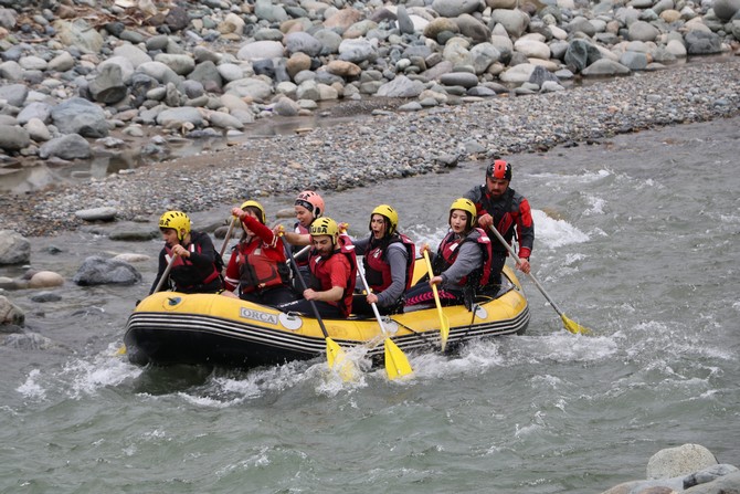 firtina-deresinde-ogrencilerin-rafting-keyfi-(12).jpg