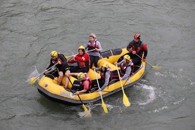 firtina-deresinde-ogrencilerin-rafting-keyfi-(2).jpg