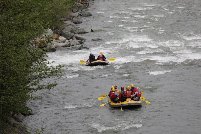 firtina-deresinde-ogrencilerin-rafting-keyfi-(3).jpg