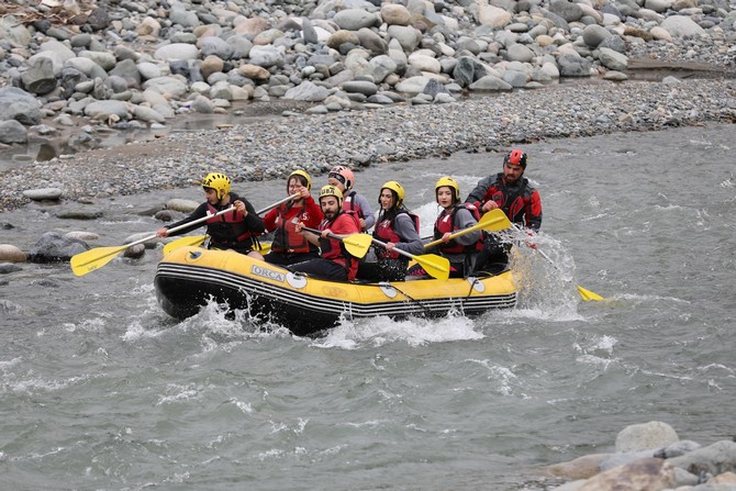 firtina-deresinde-ogrencilerin-rafting-keyfi-(4).jpg