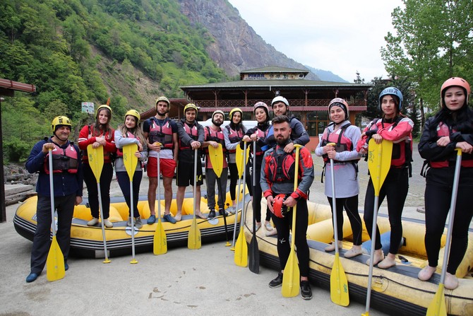 firtina-deresinde-ogrencilerin-rafting-keyfi-(5).jpg