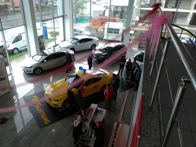 ford-mustang-ve-edge-rize’de-hayranlariyla-bulustu-(10).jpg