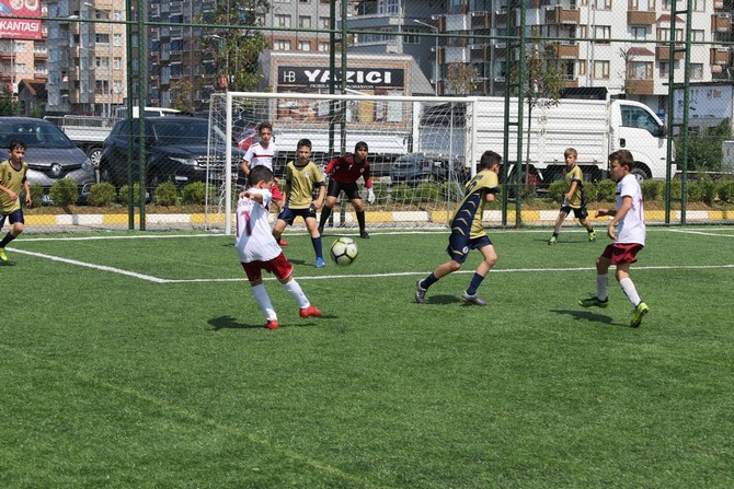 futbolun-minik-sporculari-kupalarini-aldi-(1).jpg