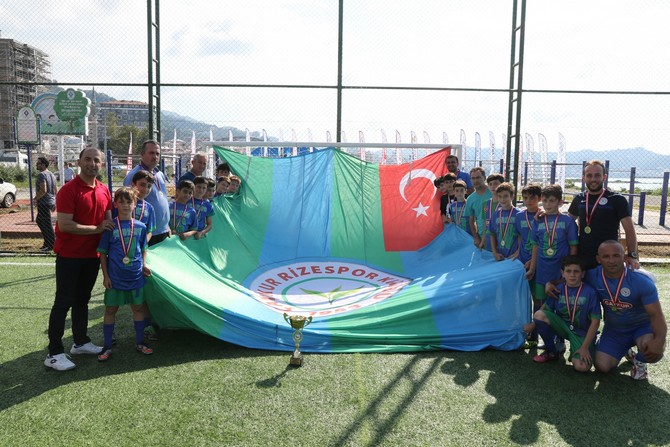 futbolun-minik-sporculari-kupalarini-aldi-(10).jpg