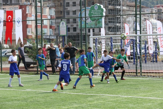 futbolun-minik-sporculari-kupalarini-aldi-(2).jpg