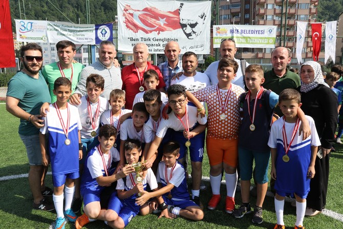 futbolun-minik-sporculari-kupalarini-aldi-(6).jpg