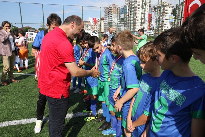 futbolun-minik-sporculari-kupalarini-aldi-(7).jpg