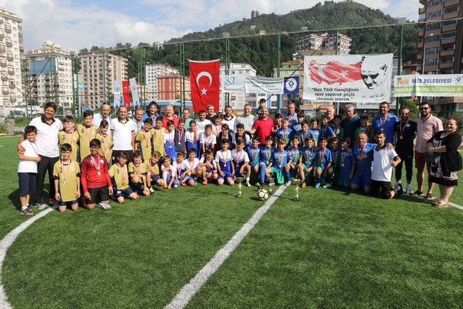 futbolun-minik-sporculari-kupalarini-aldi-(9).jpg