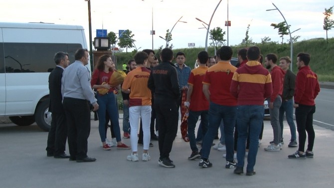 galatasaray-kafilesi-rizeye-geldi-(2)-001.jpg